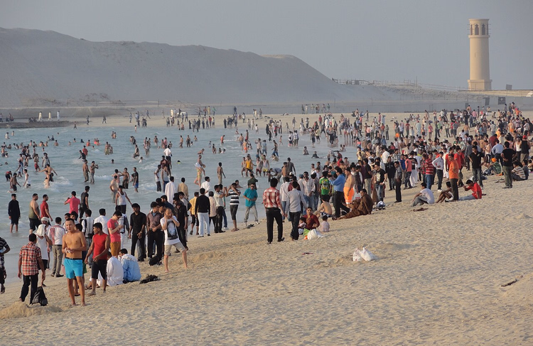Folkerike Umm Suqeim-stranden med tårn
