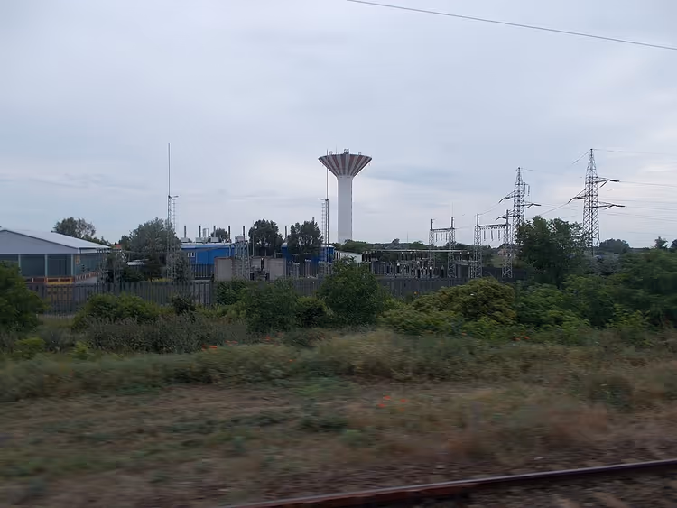 водонапорная башня вдали за подстанцией и ЛЭП