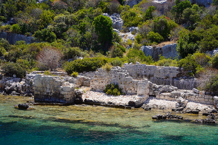 Ruínas de muralhas antigas junto à água em Kekova