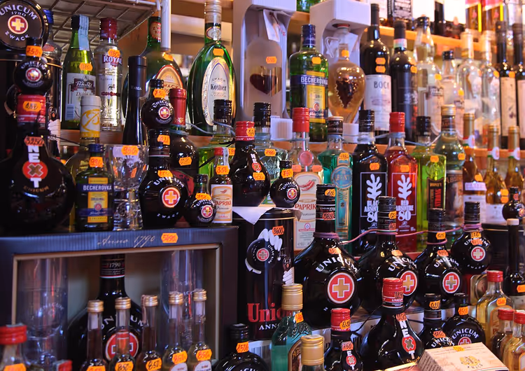 Bir dükkan vitrininde Unicum likörü şişeleri