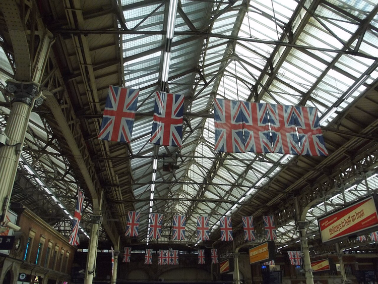 Bandiere sotto il tetto di vetro di Victoria Station