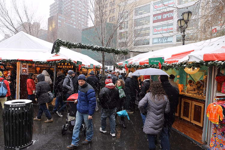 Kar altında Union Square'deki Noel pazarı