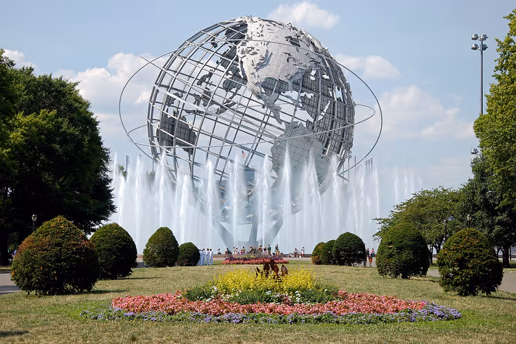 Unisphere с фонтанами в парке Флашинг-Медоуз, Куинс