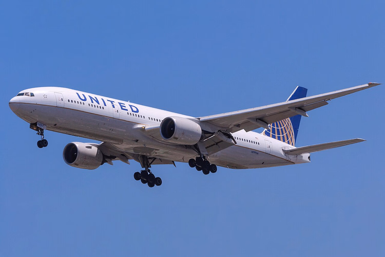 United Boeing 777 på innflyging