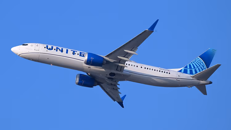 طائرة بوينغ 737 التابعة ليونايتد إيرلاينز أثناء الطيران في سماء زرقاء
