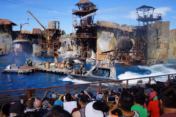 Зрители смотрят шоу «Водный мир» в Universal Studios