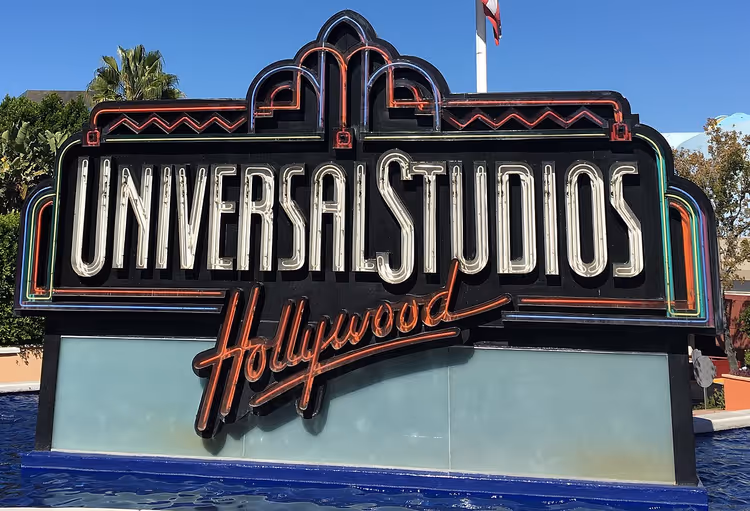 Neonskiltet Universal Studios Hollywood ved vannet