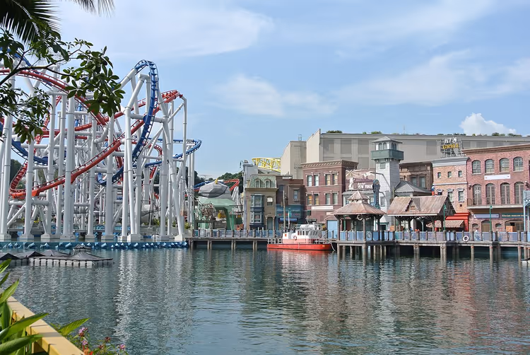 Blick auf die Lagune und die Achterbahnen in den Universal Studios Singapore