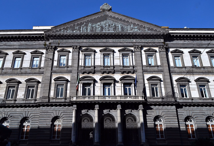 Fasaden til Universitetet i Napoli i en gate i Napoli
