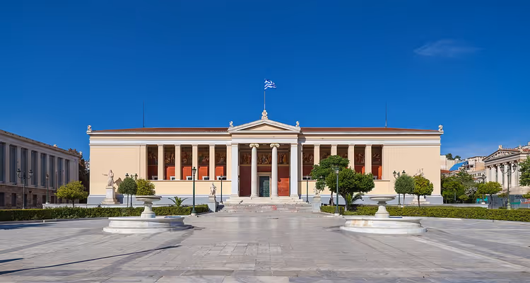 Gebäude der Universität Athen an einem Platz in Athen