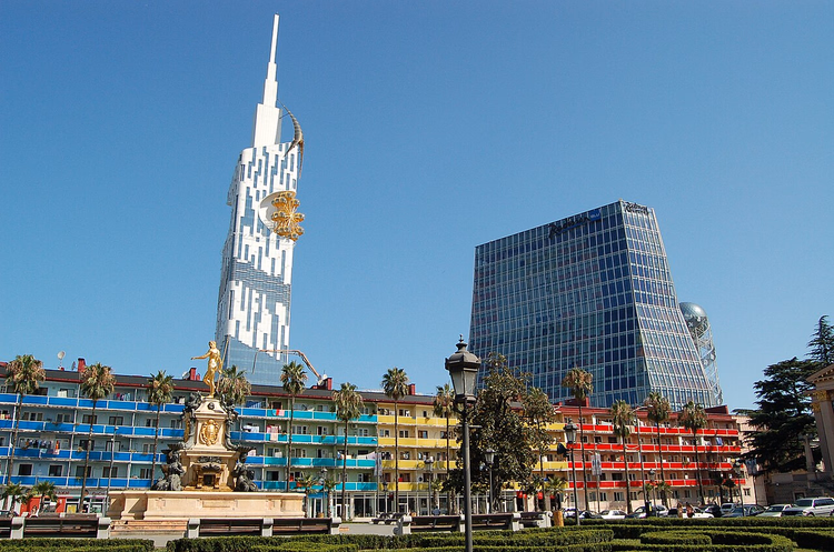 Batumi Tower-skyskraperen med pariserhjul og Radisson Hotel