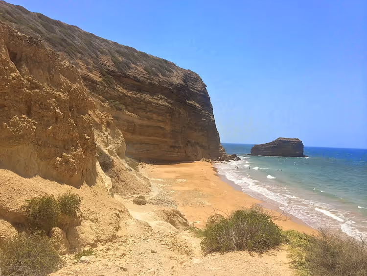 شاطئ مونتي كريستو مع جرف وجزيرة صغيرة
