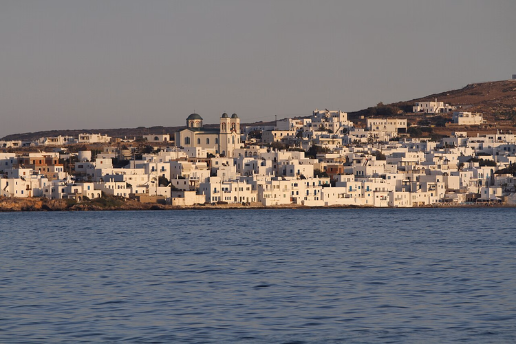 Witte huizen van Naoussa op Paros vanaf de zee