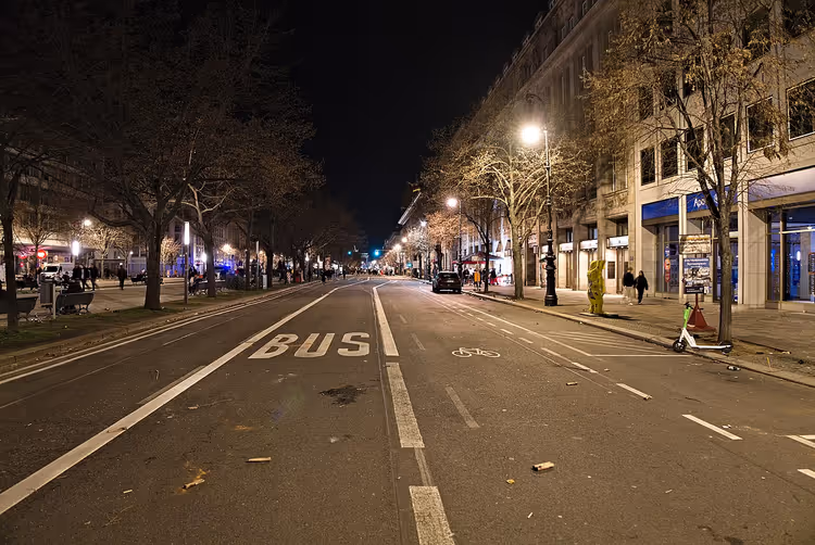 Unter den Linden om natten med et bussfelt