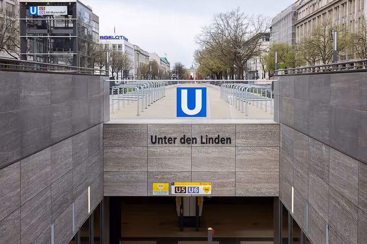 Berlin'de Unter den Linden metro istasyonunun girişi