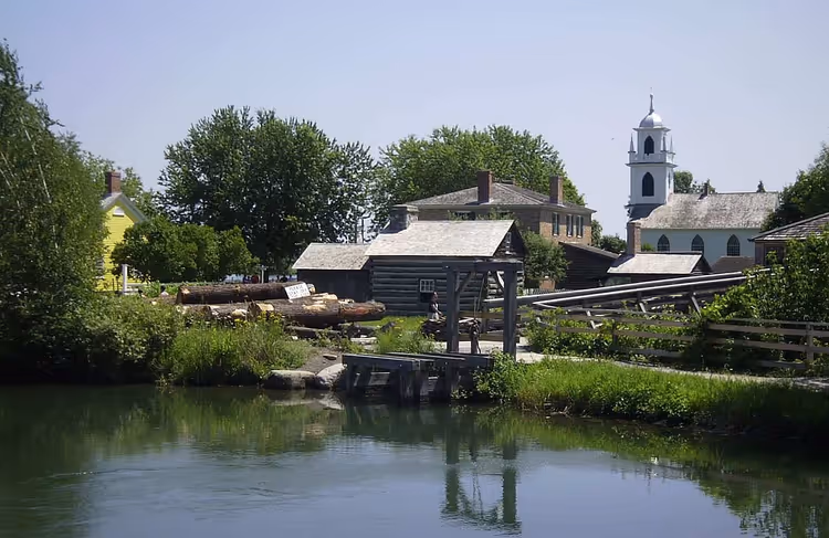 Historisk landsby ved elven med kirke og trehus