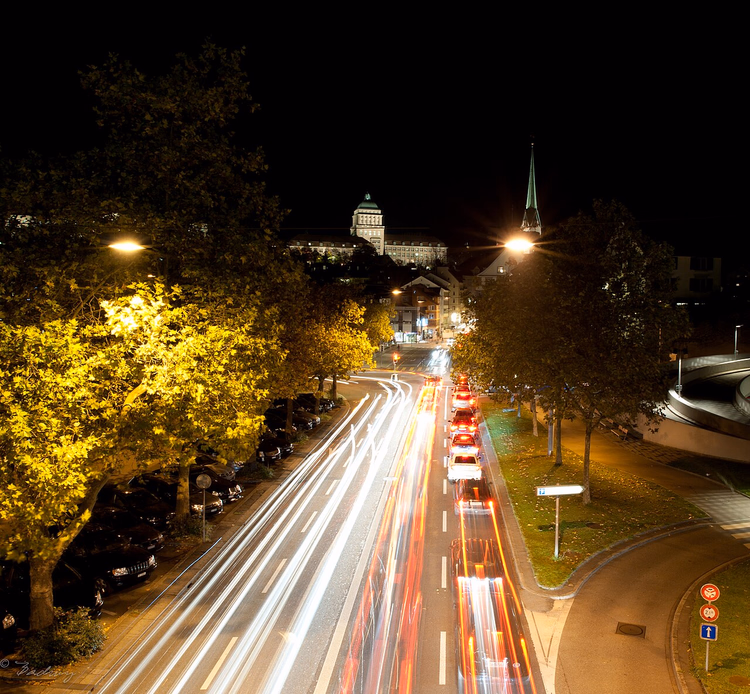 Uraniastrasse in Zürich bei Nacht mit Lichtspuren