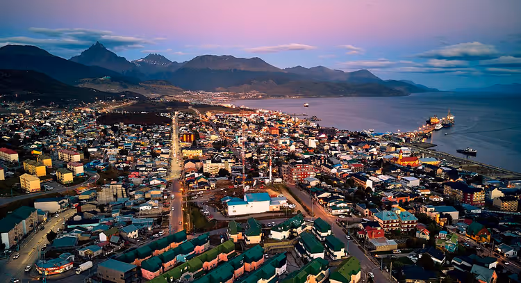Panorama Ushuaia z zatoką i górami