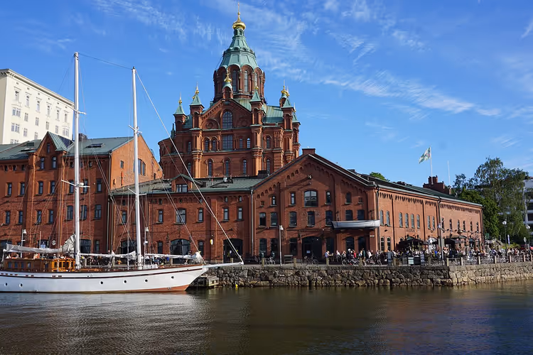 Oespenski-kathedraal in Helsinki op een zomeravond