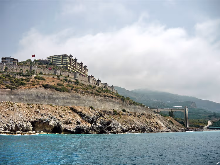 Denizin üzerindeki bir kayalıkta büyük otel