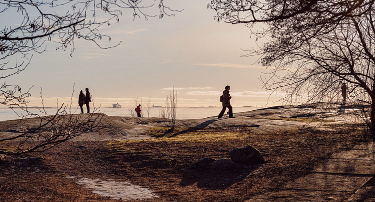 Wandeling over de kustrotsen van Uunisaari bij zonsondergang