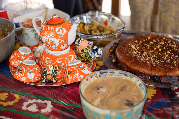 Kom sumalak op een feestelijk Oezbeekse tafel