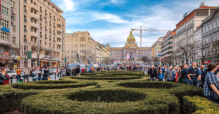 Wenzelsplatz mit Ostermarktständen und Essen