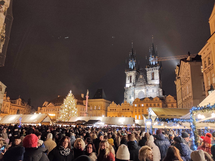 Týn Kilisesi önünde Noel ağaçlı gece panayırı