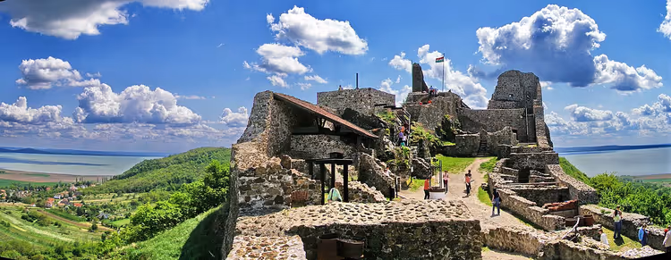 Burg Szigliget über den Weinbergen