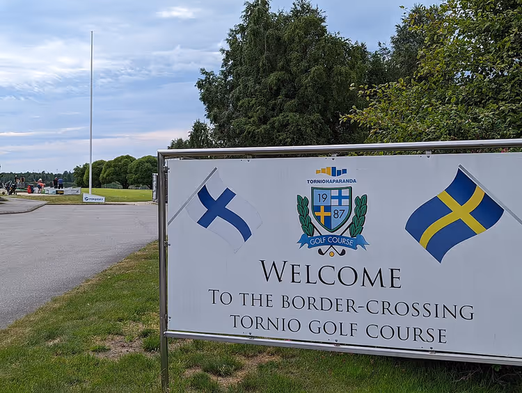 Golfklubbskilt på grensen mellom Torneå og Haparanda