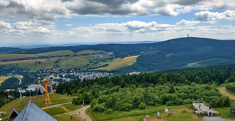 Sommerlicher Blick vom Fichtelberg über Oberwiesenthal