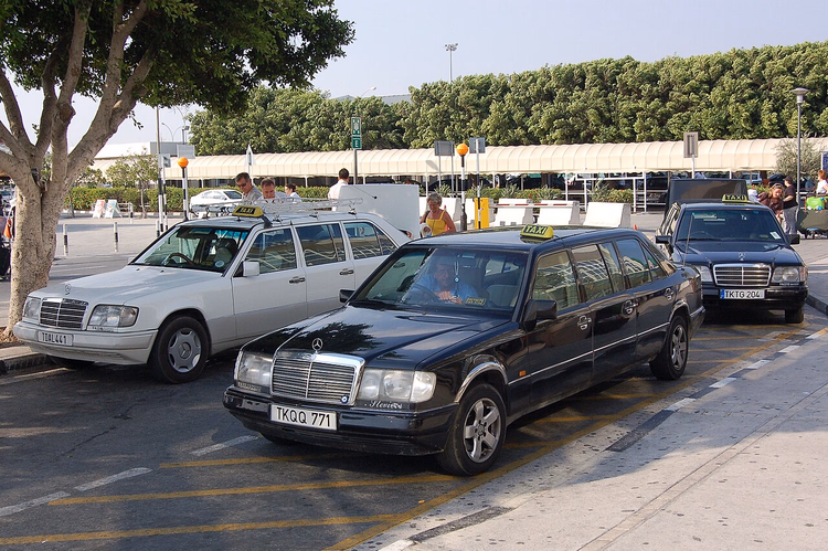 Mercedes-Taxi auf dem Parkplatz des Flughafens Larnaka