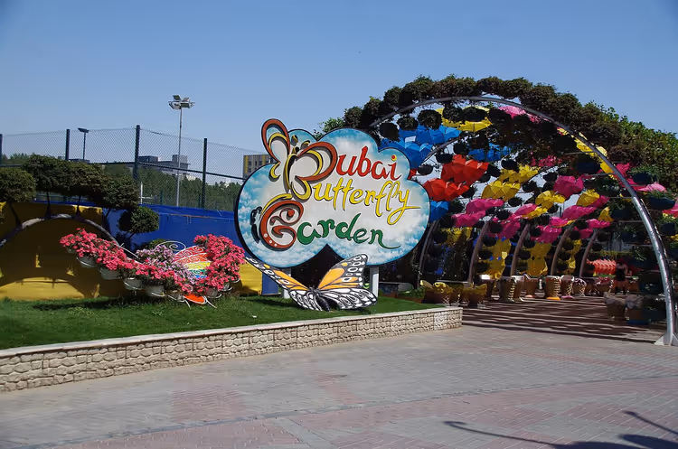 Kelebeklerle Dubai Butterfly Garden tabelası ve kemerleri