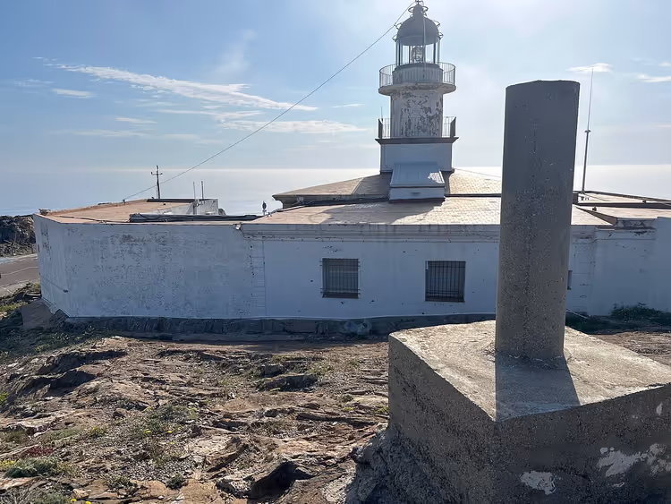 hvit fyrlykt på det steinete neset Cap de Creus