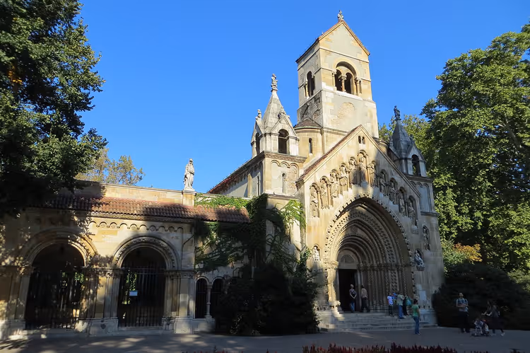 Vajdahunyad Kalesi'ndeki Romanesk şapelin cephesi