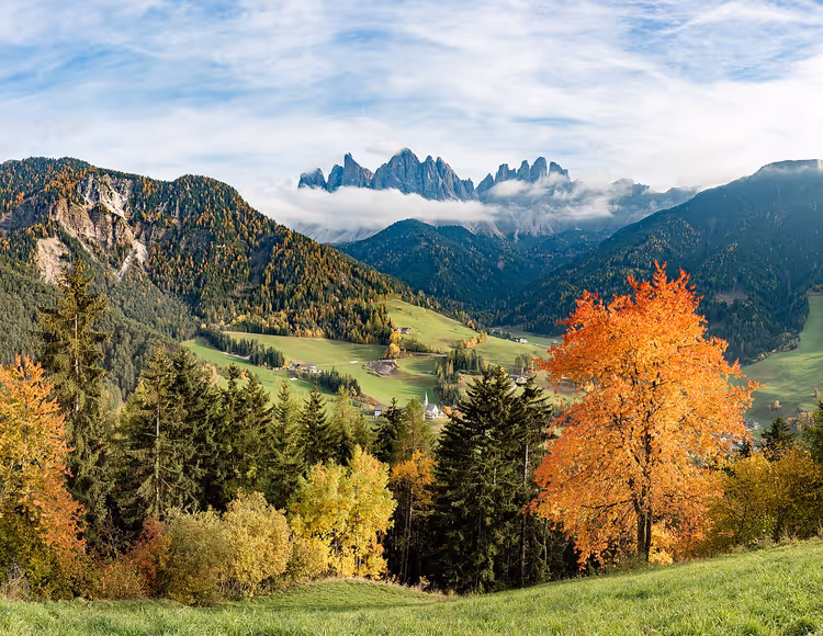 Automne dans le val di Funes avec les pics Odle