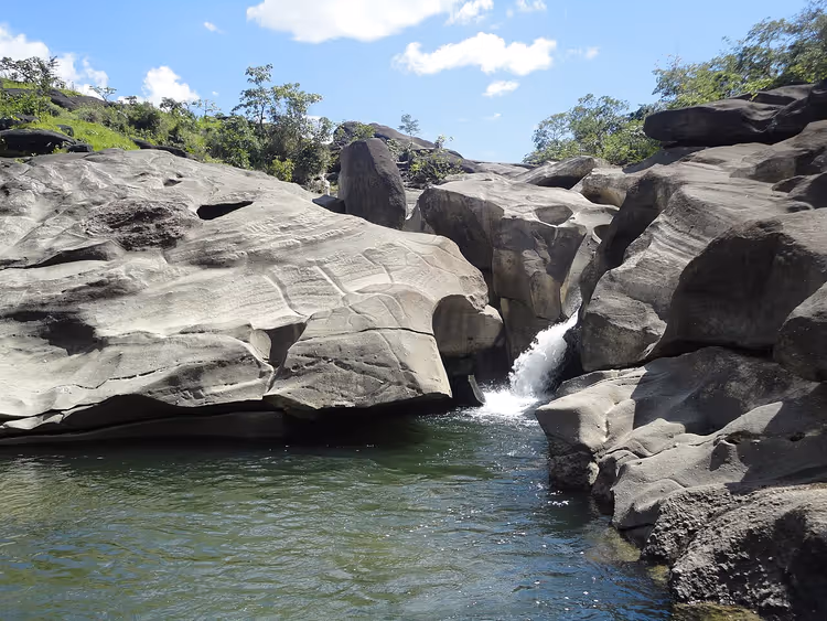 Waterval tussen gladde kwartsrotsen in Vale da Lua