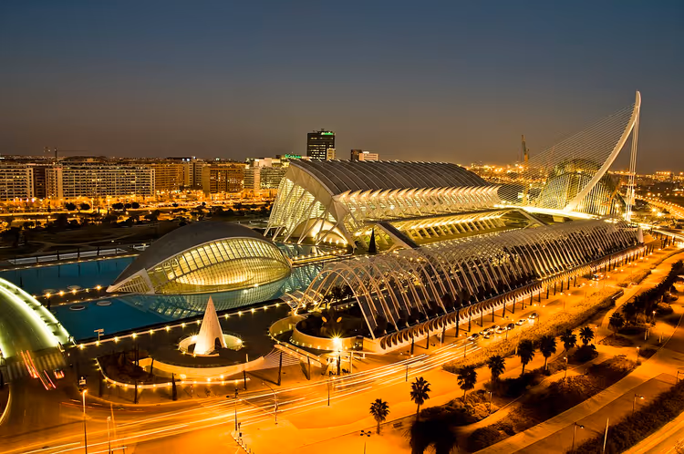 Cidade das Artes e das Ciências com iluminação noturna
