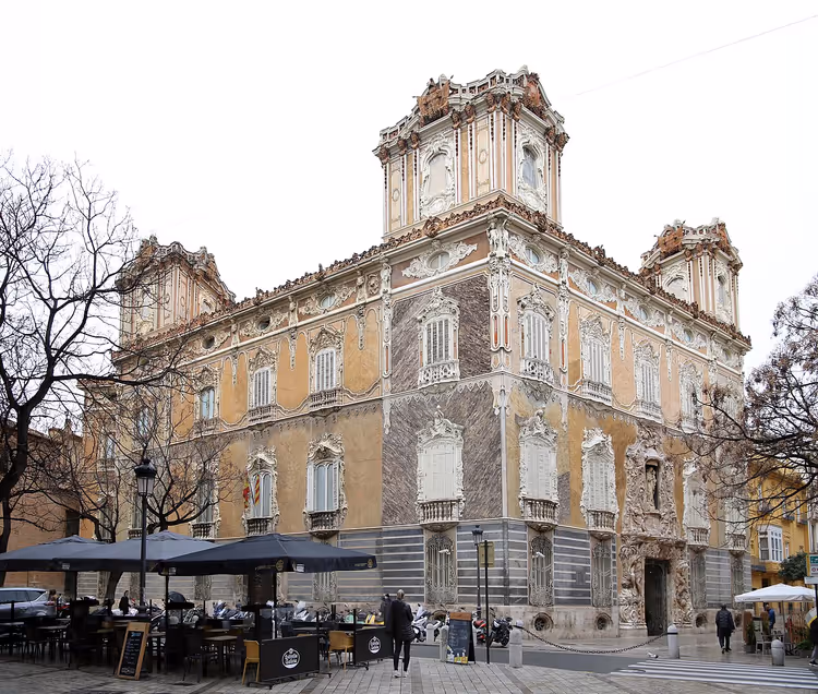 Fachada do Palácio dos Marqueses de Dos Aguas com torres