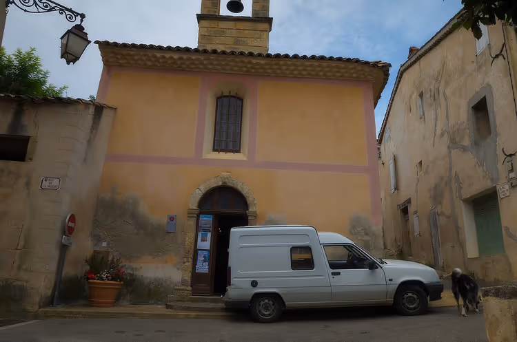 Alte Kapelle an einer Straße in Valensole