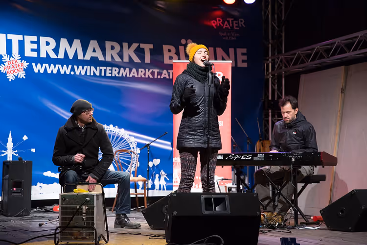 Spectacle sur la scène du Wintermarkt au Riesenradplatz