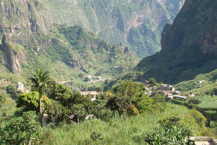 vallée verdoyante de Paul avec maisons et montagnes