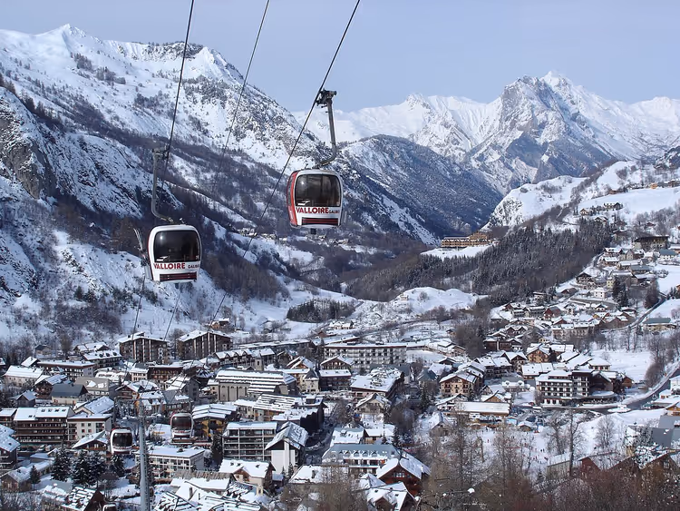 Gondelbahnen über dem verschneiten Valloire