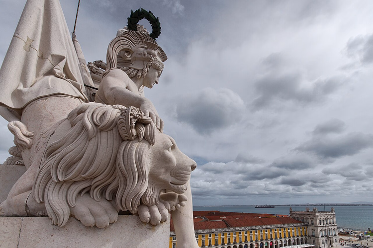 Praça do Comércio üzerindeki kemerdeki heykel