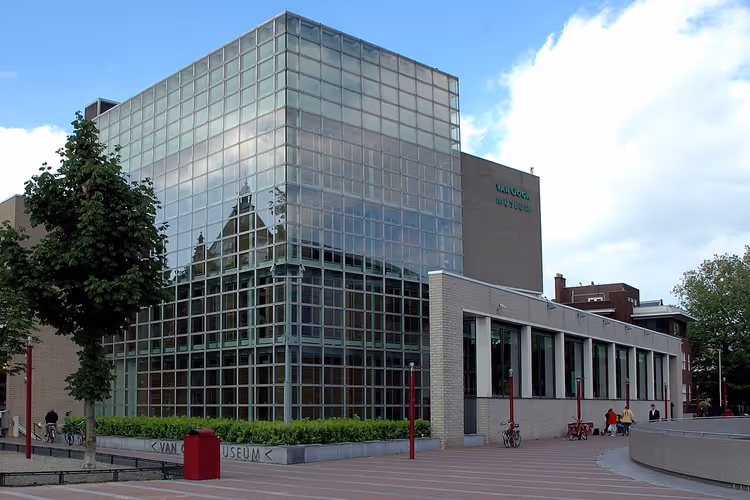 Glassfasaden til Van Gogh-museet i Amsterdam