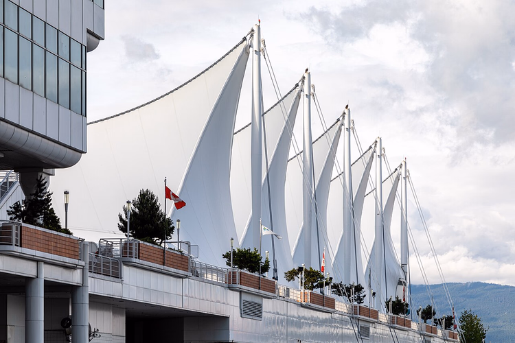 Vancouver'da Canada Place'in beyaz yelkenleri