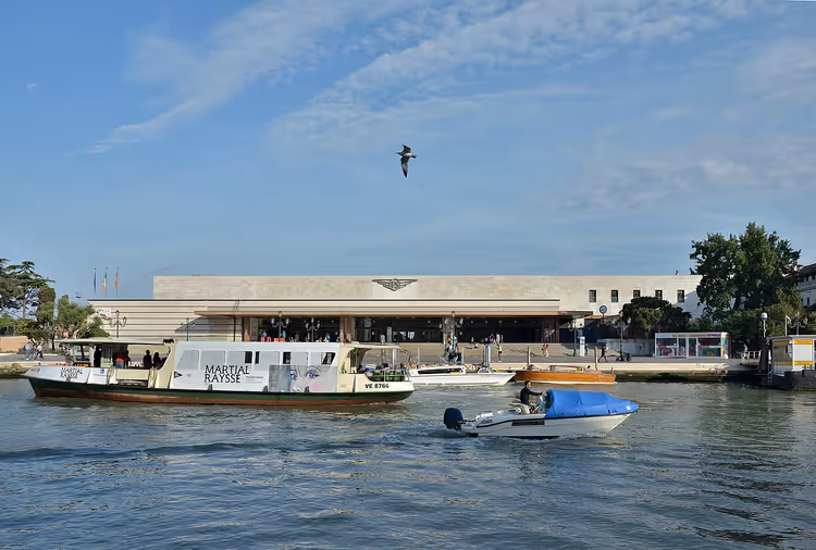 Vaporetto und Boote am Bahnhof Santa Lucia