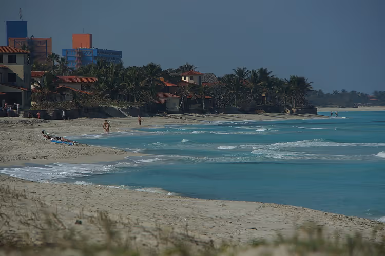 Oteller ve palmiyelerle Varadero Plajı