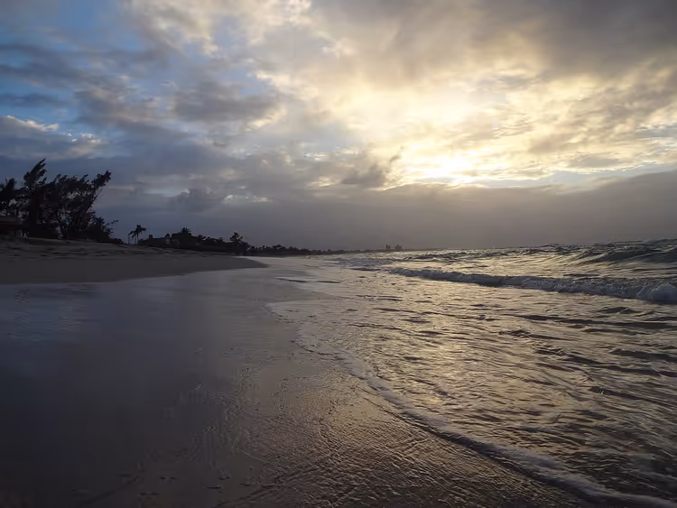 Varadero strand ved solnedgang med palmer og bølger