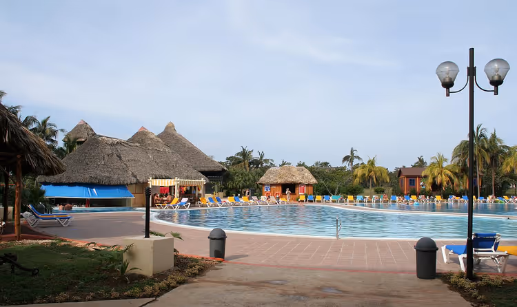 Zwembad en palapa's bij het resorthotel